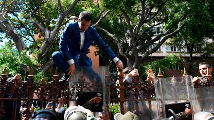 Venezuelas Parlamentspräsident Guaidó versucht in das Gebäude der Nationalversammlung in Caracas zu gelangen. Ihm wurde der Zutritt verweigert. 
