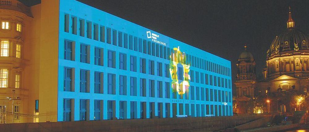 Großes Licht. Die Ostfassade des Humboldt-Forums wurde zum 250. Geburtstag Alexander von Humboldts zu einer riesigen Projektionsfläche. Und das ist das Gebäude immer schon.