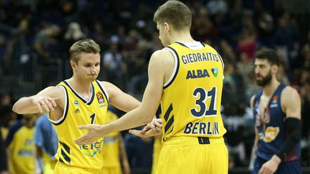Hand drauf: Makai Mason (links) und Rokas Giedraitis spielen mit Alba Berlin zum ersten Mal in der Euroleague.