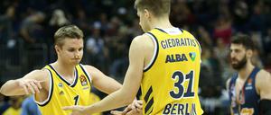 Hand drauf: Makai Mason (links) und Rokas Giedraitis spielen mit Alba Berlin zum ersten Mal in der Euroleague.
