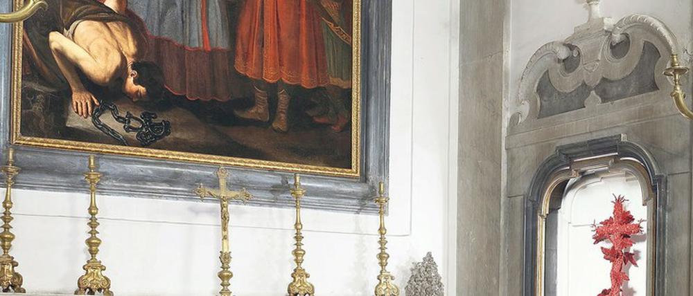 Im ewigen Dialog. Jan Fabres „Die Auferstehung des Lebens“ (rechts) mit dem Altarbild von Giovanni Bernardo Azzolini, „Der hl. Paulus befreit einen Sklaven“ von 1626/30.
