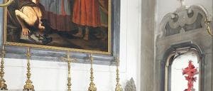 Im ewigen Dialog. Jan Fabres „Die Auferstehung des Lebens“ (rechts) mit dem Altarbild von Giovanni Bernardo Azzolini, „Der hl. Paulus befreit einen Sklaven“ von 1626/30.