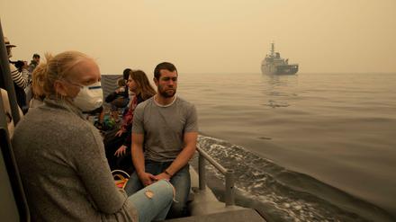 In der Küstenstadt Mallacoota brachte die Marine Menschen in Sicherheit.
