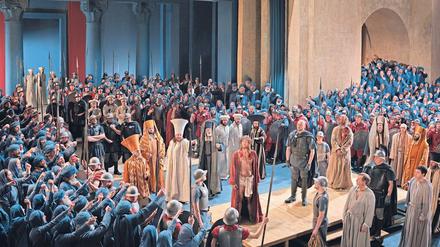 Farben der Passion. Das Laienspiel wird alle zehn Jahre in Oberammergau aufgeführt. Zuletzt beherrschten starke Konstraste das Bild. Das Volk trägt Blau, der Klerus Riesenhüte. 2020 wird es schlichter. 