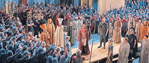 Farben der Passion. Das Laienspiel wird alle zehn Jahre in Oberammergau aufgeführt. Zuletzt beherrschten starke Konstraste das Bild. Das Volk trägt Blau, der Klerus Riesenhüte. 2020 wird es schlichter.