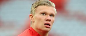 Blick in die Zukunft? Die seine sieht Erling Haaland in Dortmund.