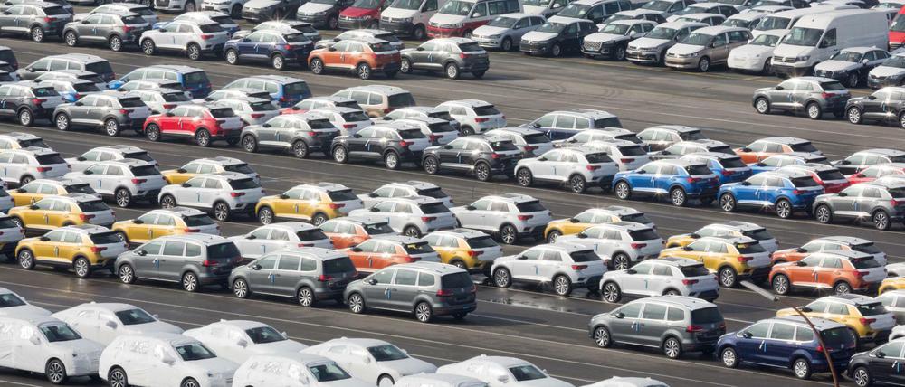 Fahrzeuge des Volkswagen-Konzerns stehen im Hafen von Emden zur Verschiffung bereit.