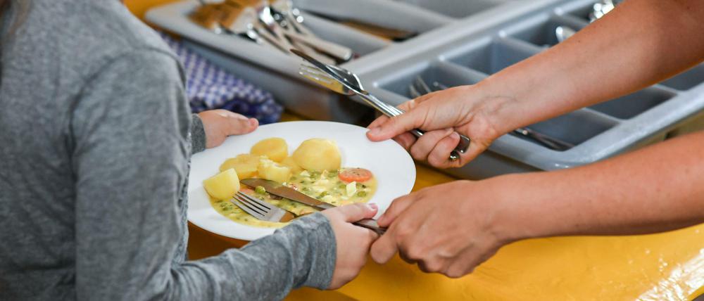 Schüler beim Mittagessen in der Mensa in der Grundschule an der Wuhlheide.