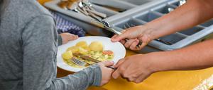 Schüler beim Mittagessen in der Mensa in der Grundschule an der Wuhlheide. 