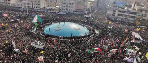 Massentrauer um General Soleimani in Teheran
