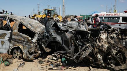 Fahrzeugtrümmer liegen am Schauplatz der Autobombenexplosion in Mogadischu. Der Anschlag tötete mindestens 79 Menschen.