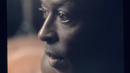 Auf der Bühne wanderte Miles Davis gern zwischen seinen Mitmusikern hin und her. Er fühlte in die Musik hinein.