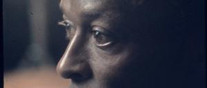Auf der Bühne wanderte Miles Davis gern zwischen seinen Mitmusikern hin und her. Er fühlte in die Musik hinein.