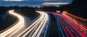 Autos fahren in der Morgendämmerung über die Bundesstraße B6 und die Autobahn A37.
