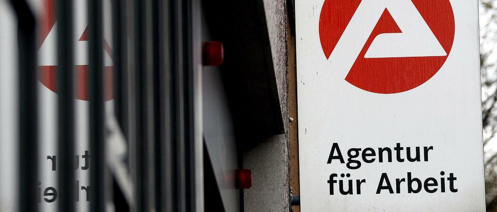 Das Logo der Agentur für Arbeit beim Arbeitsamt im Berliner Bezirk Friedrichshain-Kreuzberg