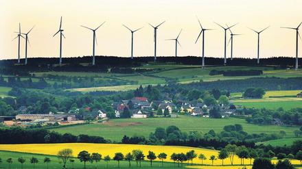 Windräder auf einem Bergrücken in Niedersachsen
