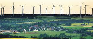 Windräder auf einem Bergrücken in Niedersachsen