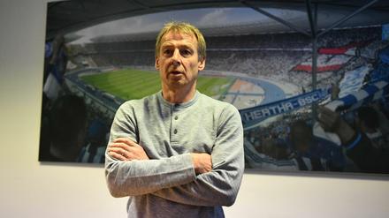 Think big! Herthas Trainer Klinsmann am Montag bei seinen Ausführungen.