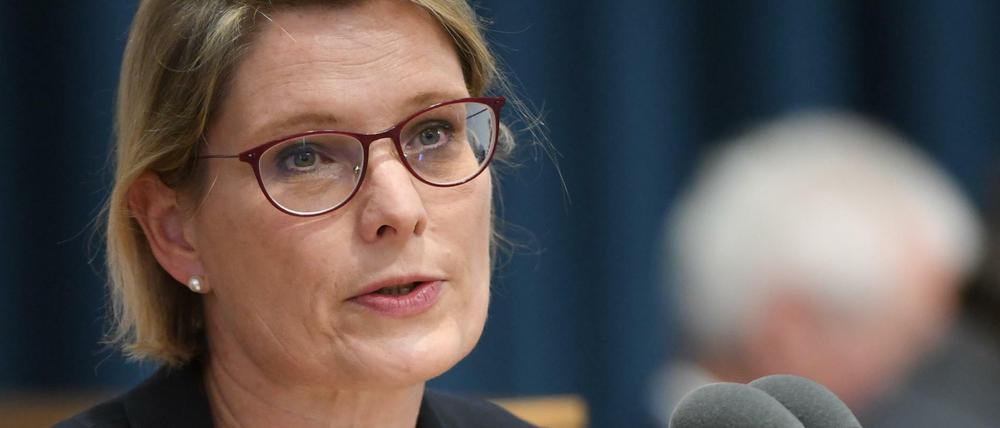 Stefanie Hubig spricht in einer Plenardebatte in ein Mikrofon.