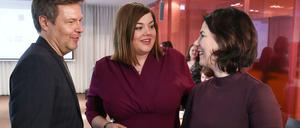 Katharina Fegebank steht zwischen den Grünen-Chefs Annalena Baerbock und Robert Habeck.