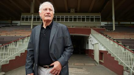 Vor dem Tor: Keeperlegende Hans Tilkowski posiert im Stadion Rote Erde in Dortmund.