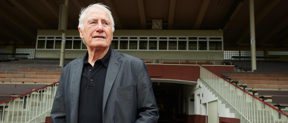Vor dem Tor: Keeperlegende Hans Tilkowski posiert im Stadion Rote Erde in Dortmund.