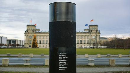 Vergeht nicht. Das Kunstwerk vor dem Reichstag ist stabil. 