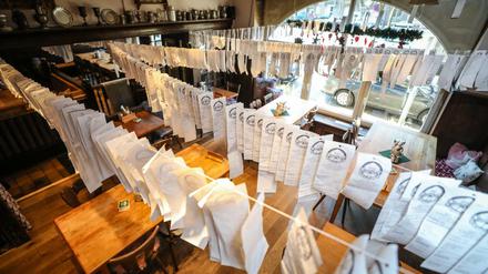 Weit über tausend Kassenquittungen hängen als dekorativer Protest im Karlsruher Restaurant "Gasthaus Gutenberg". Die Inhaber des Restaurants protestieren mit der Aktion, bei der sie im Dezember eine Woche lang die Papierbelege gesammelt hatten, gegen die zum Jahresbeginn geplante Bonpflicht.