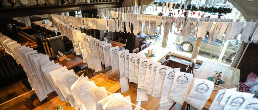 Weit über tausend Kassenquittungen hängen als dekorativer Protest im Karlsruher Restaurant "Gasthaus Gutenberg". Die Inhaber des Restaurants protestieren mit der Aktion, bei der sie im Dezember eine Woche lang die Papierbelege gesammelt hatten, gegen die zum Jahresbeginn geplante Bonpflicht.