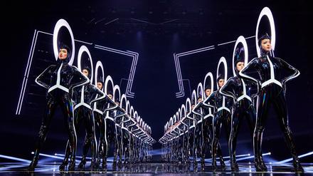 Futuristisch. Die Girl-Reihe mit extravaganten Kopfputz von Hutdesigner Philip Tracey in der aktuellen Show „Vivid“.