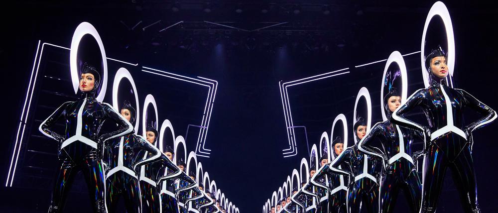 Futuristisch. Die Girl-Reihe mit extravaganten Kopfputz von Hutdesigner Philip Tracey in der aktuellen Show „Vivid“.