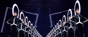 Futuristisch. Die Girl-Reihe mit extravaganten Kopfputz von Hutdesigner Philip Tracey in der aktuellen Show „Vivid“.