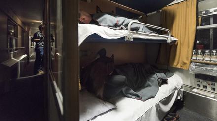 Reisende haben es sich in einem Nachtzug der Österreichischen Bundesbahnen (ÖBB) auf der Fahrt von Zürich Schweiz nach Hamburg bequem gemacht.