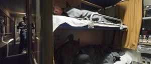 Reisende haben es sich in einem Nachtzug der Österreichischen Bundesbahnen (ÖBB) auf der Fahrt von Zürich Schweiz nach Hamburg bequem gemacht.