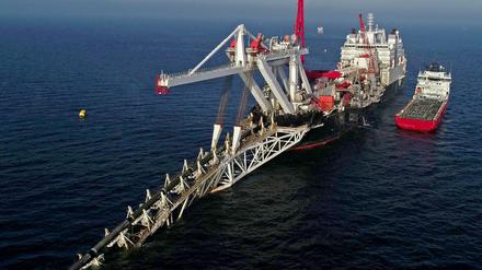 Das Verlegeschiff "Audacia" des Offshore-Dienstleisters Allseas verlegt vor Rügen Rohre für die Gaspipeline Nord Stream 2. 
