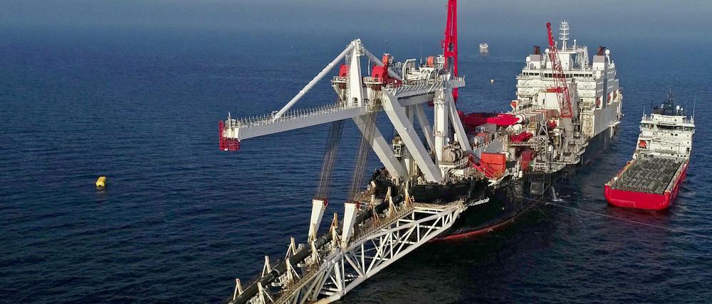 Das Verlegeschiff "Audacia" des Offshore-Dienstleisters Allseas verlegt vor Rügen Rohre für die Gaspipeline Nord Stream 2.