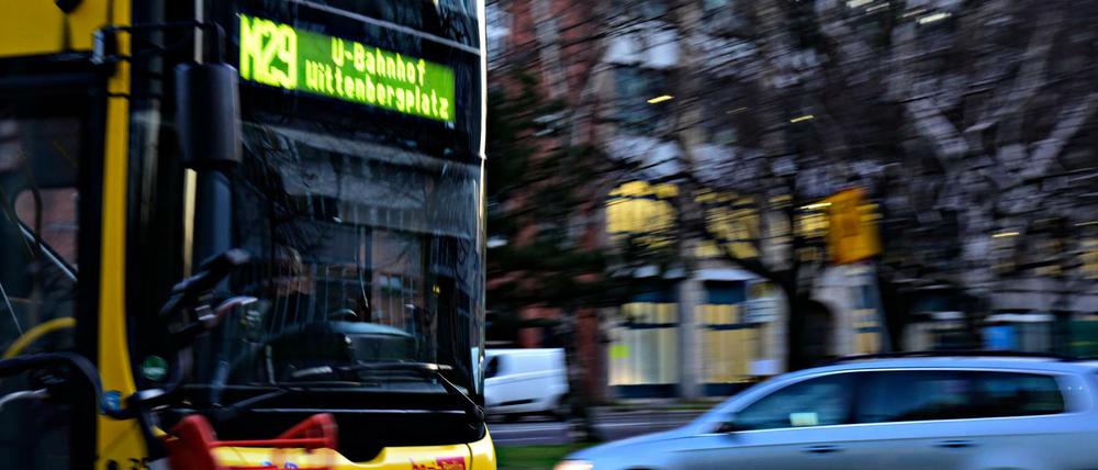 Ein M29er-Bus auf der Fahrt durch Kreuzberg.