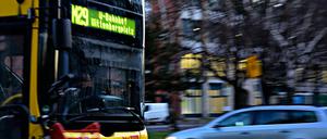 Ein M29er-Bus auf der Fahrt durch Kreuzberg.