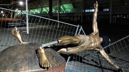 Umgeknickt. Vandalen haben die Statue Zlatan Ibrahimovics erneut verunstaltet.