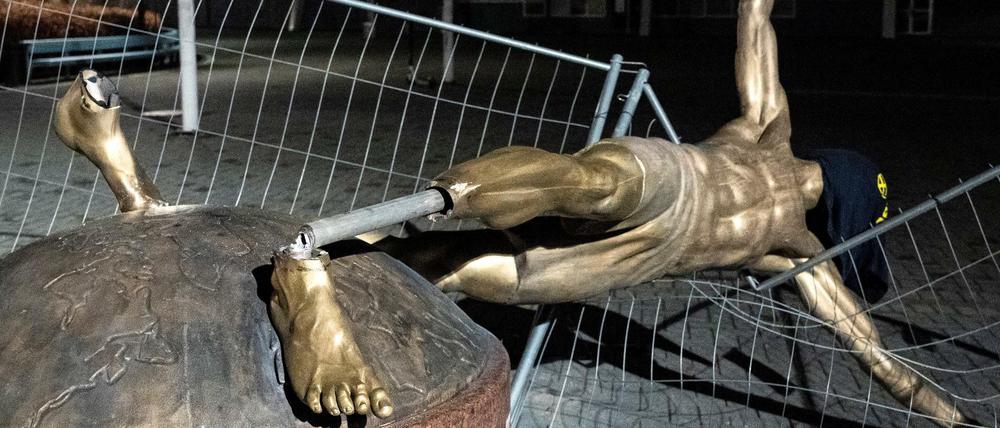 Umgeknickt. Vandalen haben die Statue Zlatan Ibrahimovics erneut verunstaltet.