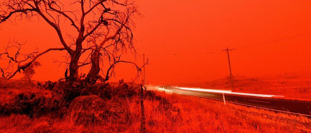 Australien in Flammen: Roter Qualm bei Cooma 