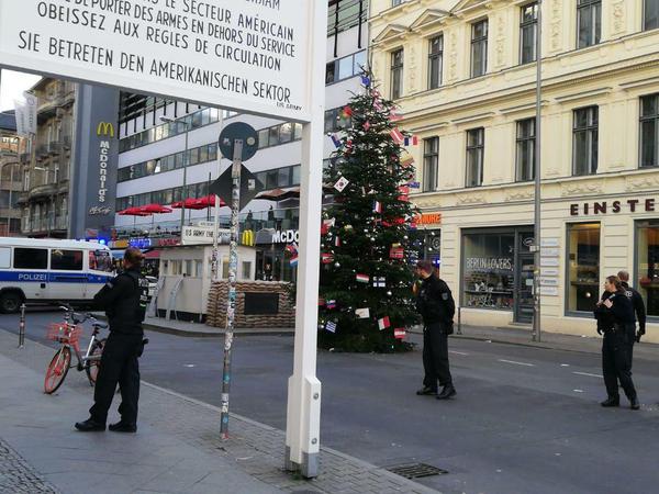 Normal tummeln sich am Checkpoint Charlie Touristen – nach einem Raubüberfall auf ein Café ist hier aber alles abgesperrt.