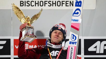 Lächeln, bitte. Dawid Kubacki darf den goldenen Adler für den Gesamtsieg bei der Tournee nach oben halten.