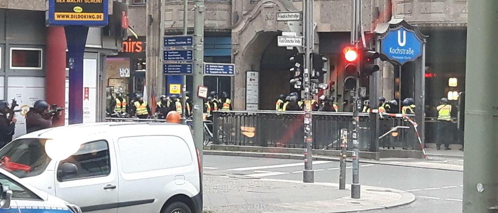Großeinsatz am Checkpoint Charlie: Ein Starbucks-Café wurde überfallen.
