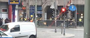 Großeinsatz am Checkpoint Charlie: Ein Starbucks-Café wurde überfallen.