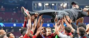 Ein ganzer Klub zu Füßen: Jürgen Klopp gewann mit Liverpool die Champions League.