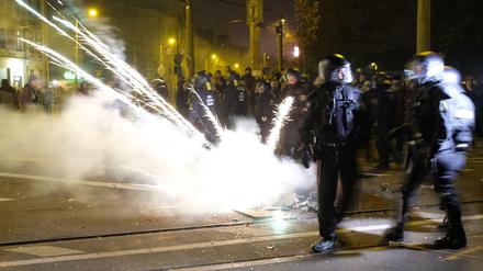 Polizisten räumen eine Kreuzung im Stadtteil Connewitz. In der Neujahrsnacht kam es zu Zusammenstößen zwischen Linksautonomen und der Polizei gekommen.