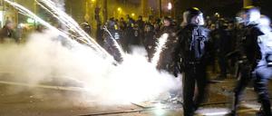 Polizisten räumen eine Kreuzung im Stadtteil Connewitz. In der Neujahrsnacht kam es zu Zusammenstößen zwischen Linksautonomen und der Polizei gekommen.