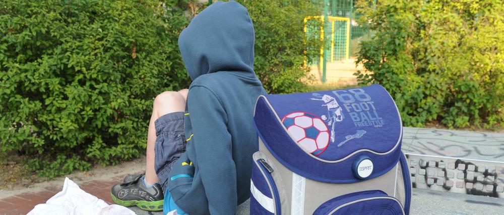 Ein Schulschwänzer sitzt auf einer Tischtennisplatte (Symbolfoto).