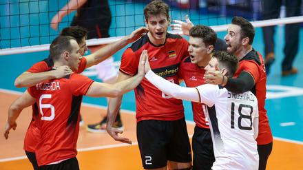 Da kommt Freude auf. Denys Kaliberda, Tobias Krick, Lukas Kampa, Markus Steuerwald, Georg Grozer und Markus Steuerwald (von links) jubeln nach einem Punktgewinn.